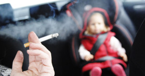 ¿Debería prohibirse fumar en el coche con menores?