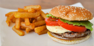 La OMS solicita a los gobiernos frenar el consumo de comida rápida 